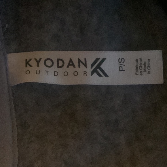 Woman’s outdoor quarter zip. Size Small - Picture 3 of 3